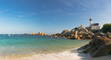 B'nin kuzey kıyısında Pontusval deniz feneri ve körfez görünümü