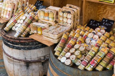 Dijon, Burgundy / Fransa - 27 Ağustos 2019: Raflarda ve eski şarap fıçılarında dijon hardalı birçok farklı görünümü