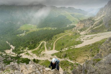 bir Via Ferrata üzerinde çekici genç kadın dağcı