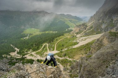 bir Via Ferrata üzerinde çekici genç kadın dağcı