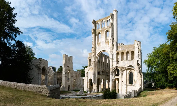 Ruinerna av ett gammalt benediktinerkloster och kloster i Jumieges i N — Stockfoto