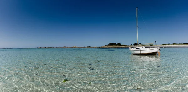 Panorama océan côte et plage paysage avec petit voilier und — Photo