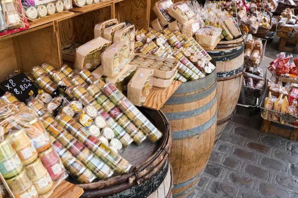 Dijon, Burgundy / Fransa - 27 Ağustos 2019: Dokuma sepetteki dijon hardal kavanozlarının birçok farklı çeşidinin görünümü