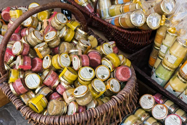 Dijon, Burgundy / Fransa - 27 Ağustos 2019: Dokuma sepetteki dijon hardal kavanozlarının birçok farklı çeşidinin görünümü