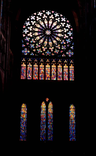 Saint Malo, Brittany/Frankrike-19 augusti 2019: Detaljbild av blyinfattade fönster i katedralen Saint Malo i Bretagne i Frankrike — Stockfoto