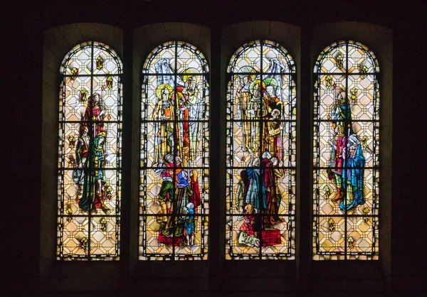 サン・マロ、ブルターニュ/フランス - 2019年8月19日:フランス・ブルターニュのサン・マロ大聖堂のステンドグラス窓の詳細な眺め — ストック写真