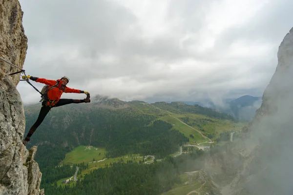 Attractive young female mountain climber on a Via Ferrata in the — Stock Photo, Image