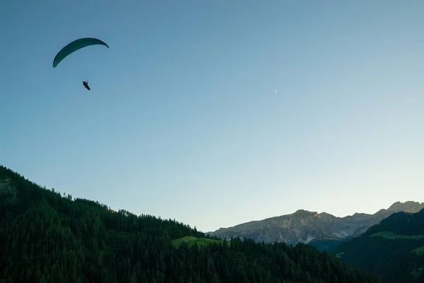 Silueta de parapente en Dolomita paisaje de montaña en eveni — Foto de Stock