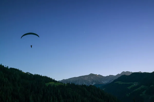 Silueta de parapente en Dolomita paisaje de montaña al atardecer — Foto de Stock