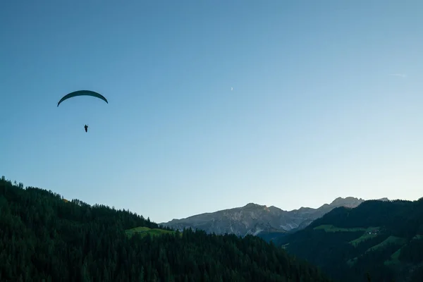 Silueta de parapente en Dolomita paisaje de montaña en eveni — Foto de Stock