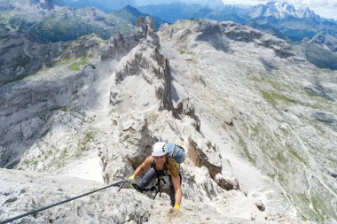 İtalyan dik Via Ferrata üzerinde çekici kadın dağcı 