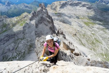 t dik via Ferrata üzerinde leylak gömlek güzel kadın dağcı