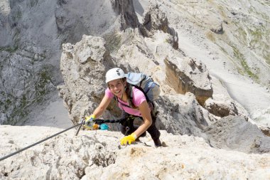 t dik via Ferrata üzerinde leylak gömlek güzel kadın dağcı
