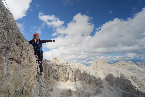 Ελκυστική μελαχρινή γυναίκα ορειβάτη σε μια απότομη και εκτεθειμένη Via FE — Φωτογραφία Αρχείου