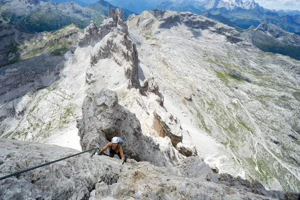 Attractive female climber on a steep Via Ferrata in the Italian — Stock Photo, Image