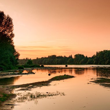 Loire Nehri üzerinde pitoresk ve sakin yaz akşamı gün batımı