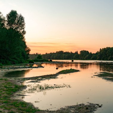 Loire Nehri üzerinde pitoresk ve sakin yaz akşamı gün batımı