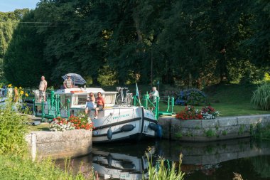 turistlerile houseboats Nehir O üzerinde nehir kilitleri geçmek