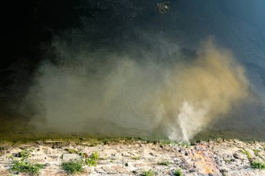 temiz nehre dökülen kanalizasyon ve kirli su