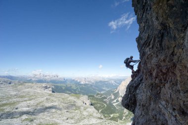 İtalyan dik Via Ferrata üzerinde çekici kadın dağcı 