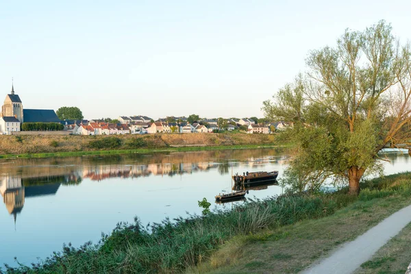 Picturesque smalltown of Jargeau in the French country on th — стоковое фото