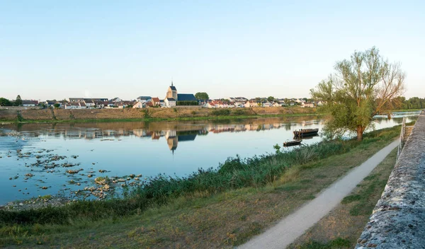 Picturesque smalltown of Jargeau in the French country on th — стоковое фото