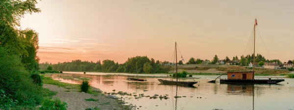 Barcas de madera en el río Loira en calma al atardecer en el c francés —  Fotos de Stock