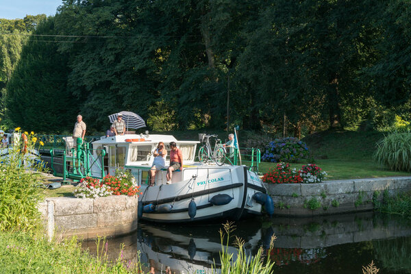 houseboats with tourists pass through river locks on the river O
