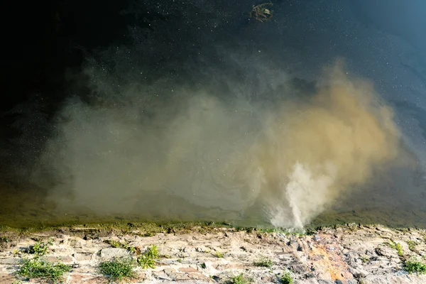 Aguas residuales y aguas sucias vertidas en un río limpio — Foto de Stock