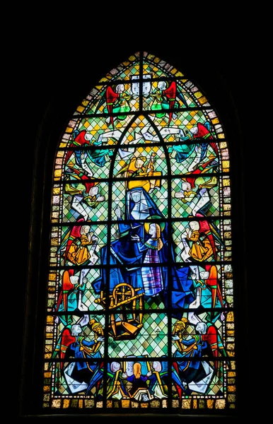 Una vista detallada de las vidrieras en la iglesia de San — Foto de Stock