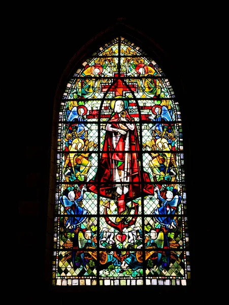 Detailní pohled na okna z barevného skla v kostele Svatého — Stock fotografie