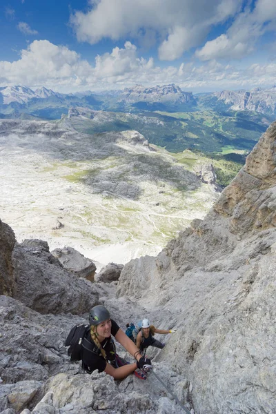 Attractive female climbers on a steep Via Ferrata in the Italian — Stock Photo, Image