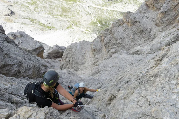 Attractive female climbers on a steep Via Ferrata in the Italian — Stock Photo, Image