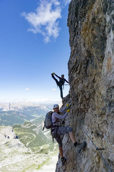 Attractive female climbers on a steep Via Ferrata in the Italian — Stock Photo, Image