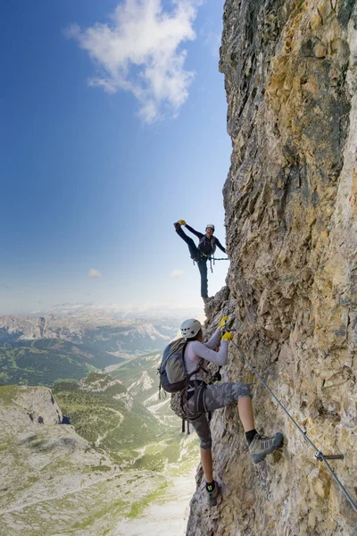 Attractive female climbers on a steep Via Ferrata in the Italian — Stock Photo, Image