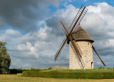 Hau tarihi yel değirmeni Moulin de Pierre yatay görünümü