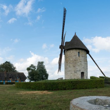 tarihi yel değirmeni Moulin de Pierre ve eski değirmen taşı görünümü