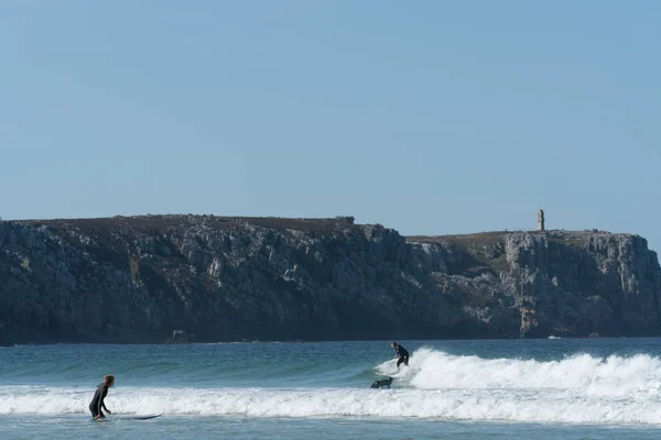 Surfen op de westkust van Bretagne in Frankrijk bij Toulinguet be — Stockfoto