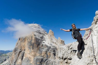 Dolomites genç çekici sarışın kadın dağcı