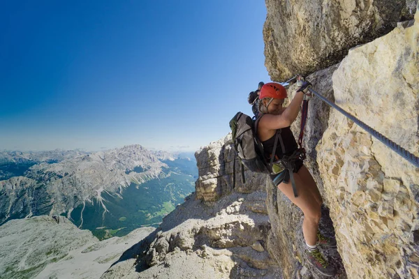 Two women mountain climbers on an exposed Via Ferrata in the Dol — Stock Photo, Image