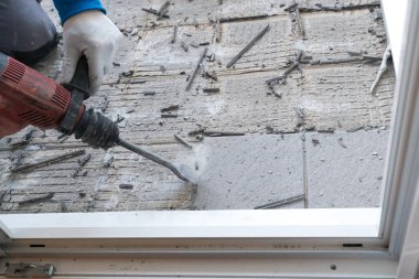 el yıkım çekiç ve duvar kullanarak inşaat işçisi 