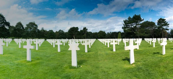 Panorama view of headstones in the American Cemetery at Omaha Be — Stock Photo, Image
