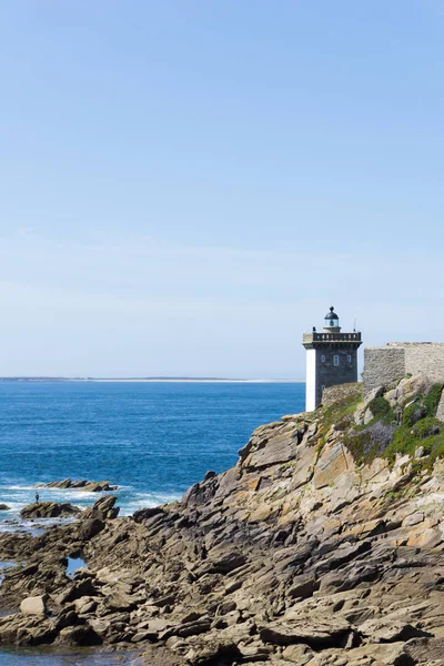 Vue sur le phare Kermovan et la baie sur la côte bretonne — Photo
