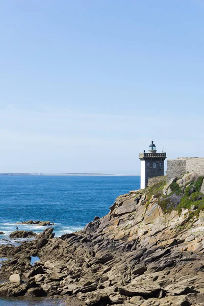 Vista del faro y la bahía de Kermovan en la costa de Bretaña — Foto de Stock