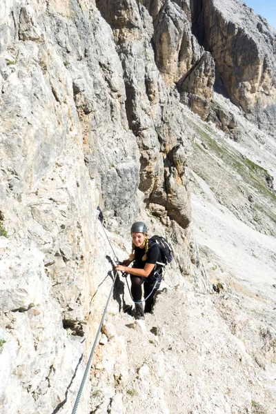 Attraktive blonde Bergsteigerin in den Dolomiten — Stockfoto