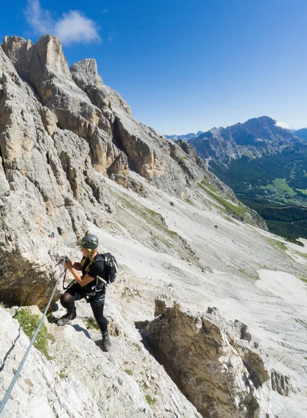 Attraktive blonde Bergsteigerin in den Dolomiten — Stockfoto