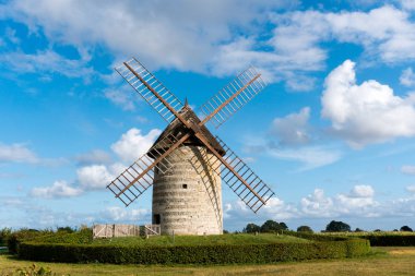 Hau tarihi yel değirmeni Moulin de Pierre yatay görünümü