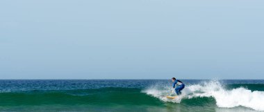 Genç kız Fransa'da Brittany batı kıyısında sörf 