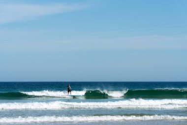 Fransa'da Brittany batı kıyısında sörf Sup paddleboard 