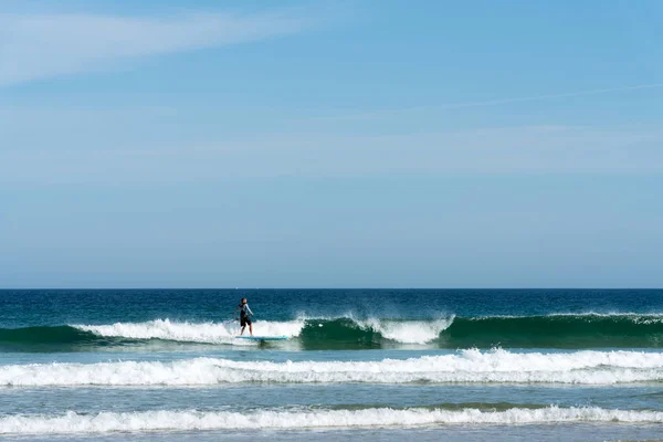 Fransa'da Brittany batı kıyısında sörf Sup paddleboard — Stok fotoğraf